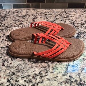 Sanuk Yaga Salty flip flop coral size 8. NWT